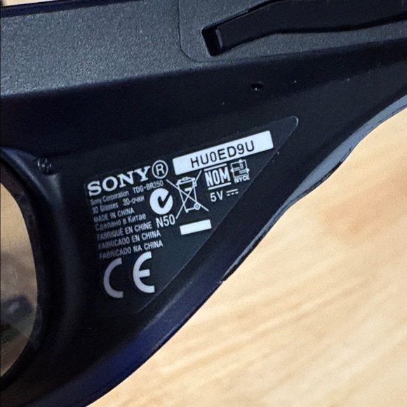 4 pairs, Sony TDG-BR250 Rechargeable 3D Glasses, Black - Picture 5 of 6